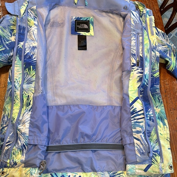 The North Face Girls HyVent Jacket - Picture 11 of 14